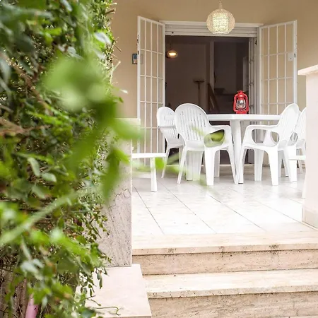Independent Located A Few Minutes Walk From The In Quiet Area Вилла *