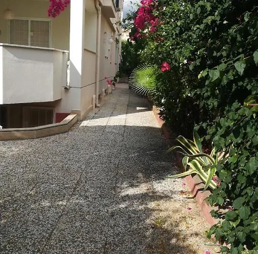 Villa Independent Located A Few Minutes Walk From The In Quiet Area